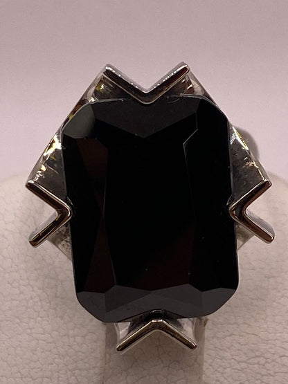 Anillo Ajustable de Plata Ley 925 con Zirconia Negra Diseño Escultural, vista posterior