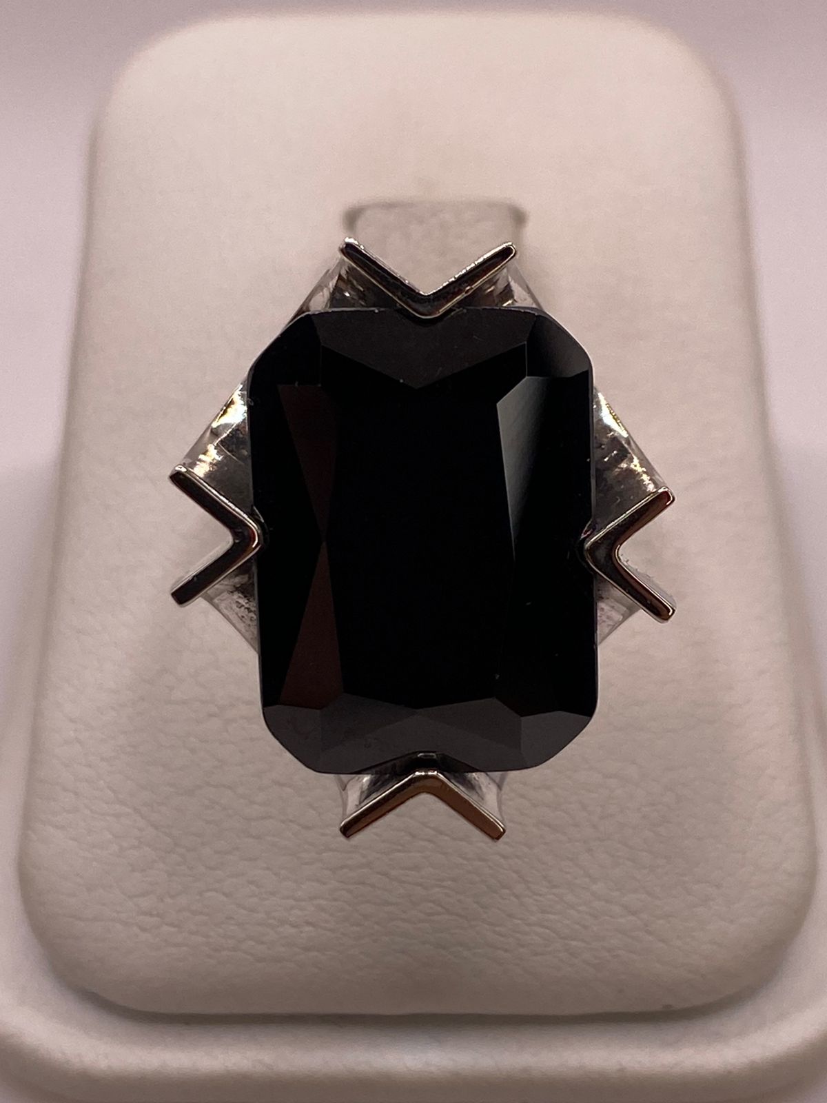 Anillo Ajustable de Plata Ley 925 con Zirconia Negra Diseño Escultural, vista de detalle