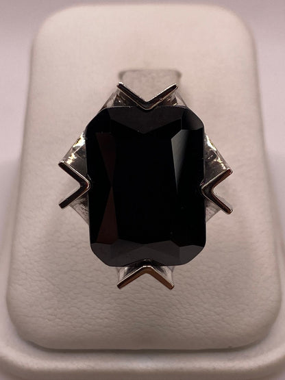 Anillo Ajustable de Plata Ley 925 con Zirconia Negra Diseño Escultural, vista de detalle