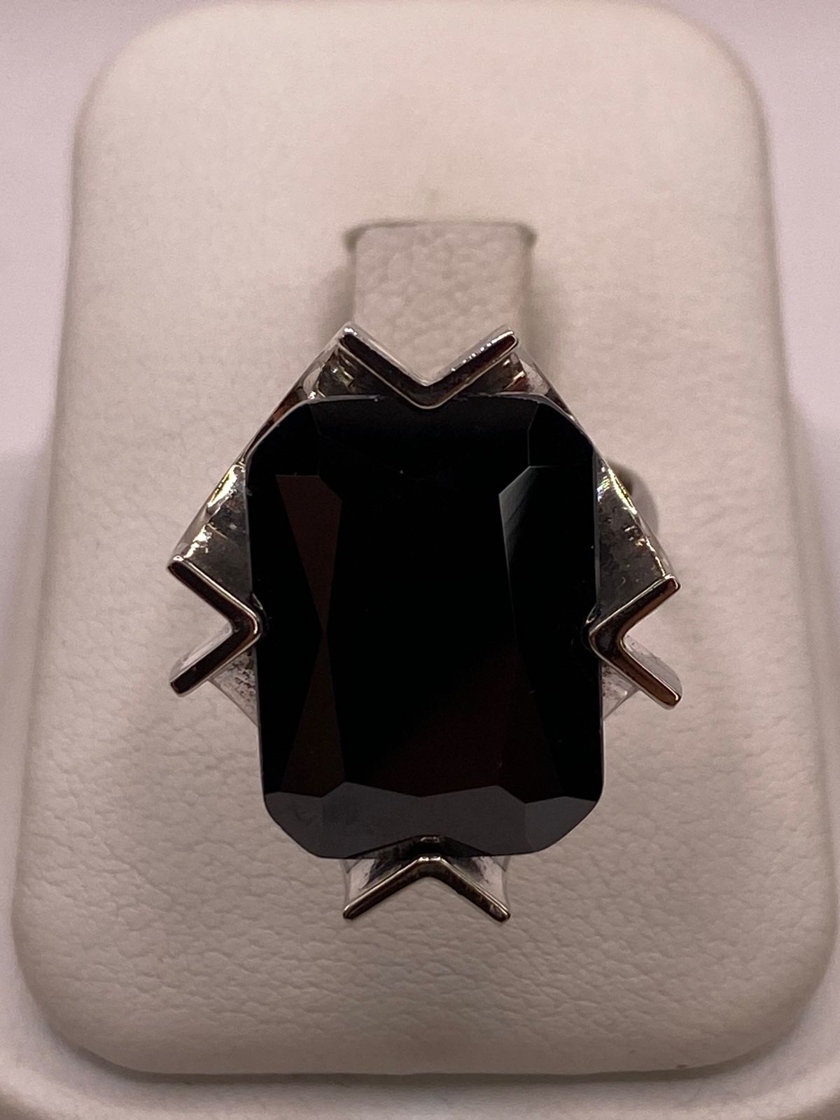 Anillo Ajustable de Plata Ley 925 con Zirconia Negra Diseño Escultural — detalle de acabado