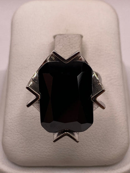 Anillo Ajustable de Plata Ley 925 con Zirconia Negra Diseño Escultural — detalle de acabado