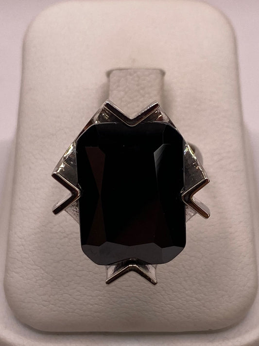 Anillo Ajustable de Plata Ley 925 con Zirconia Negra Diseño Escultural — detalle de acabado