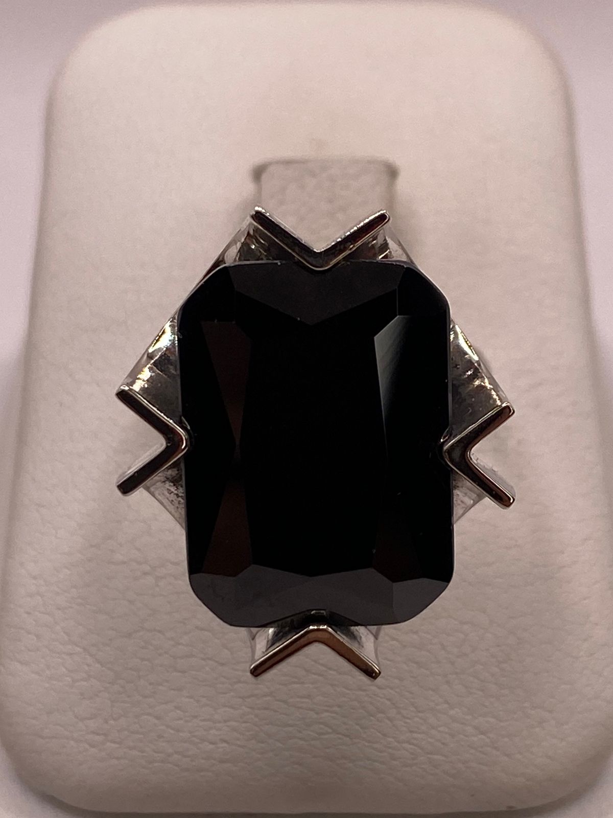 Anillo Ajustable de Plata Ley 925 con Zirconia Negra Diseño Escultural, vista frontal