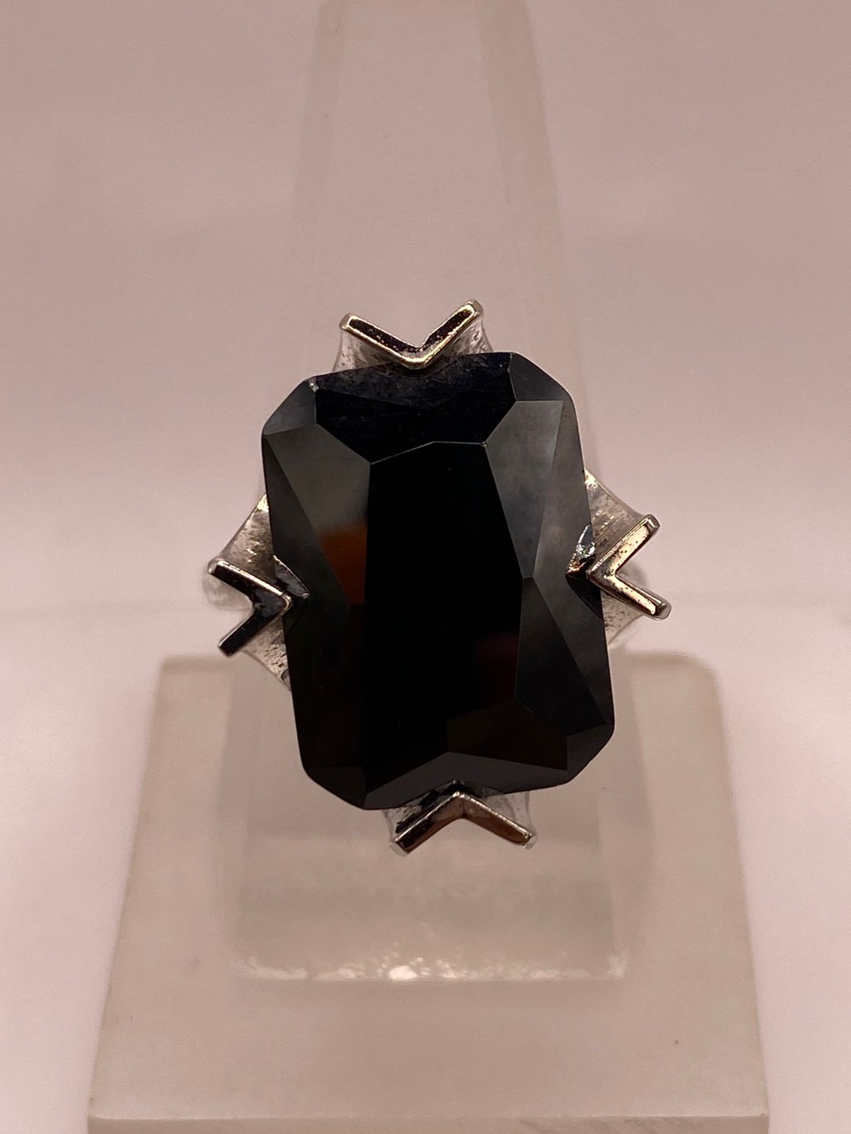 Anillo Ajustable de Plata Ley 925 con Zirconia Negra Diseño Moderno — vista lateral