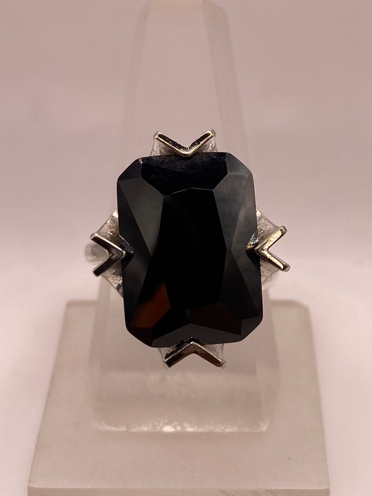 Anillo Ajustable de Plata Ley 925 con Zirconia Negra Diseño Moderno, vista lateral
