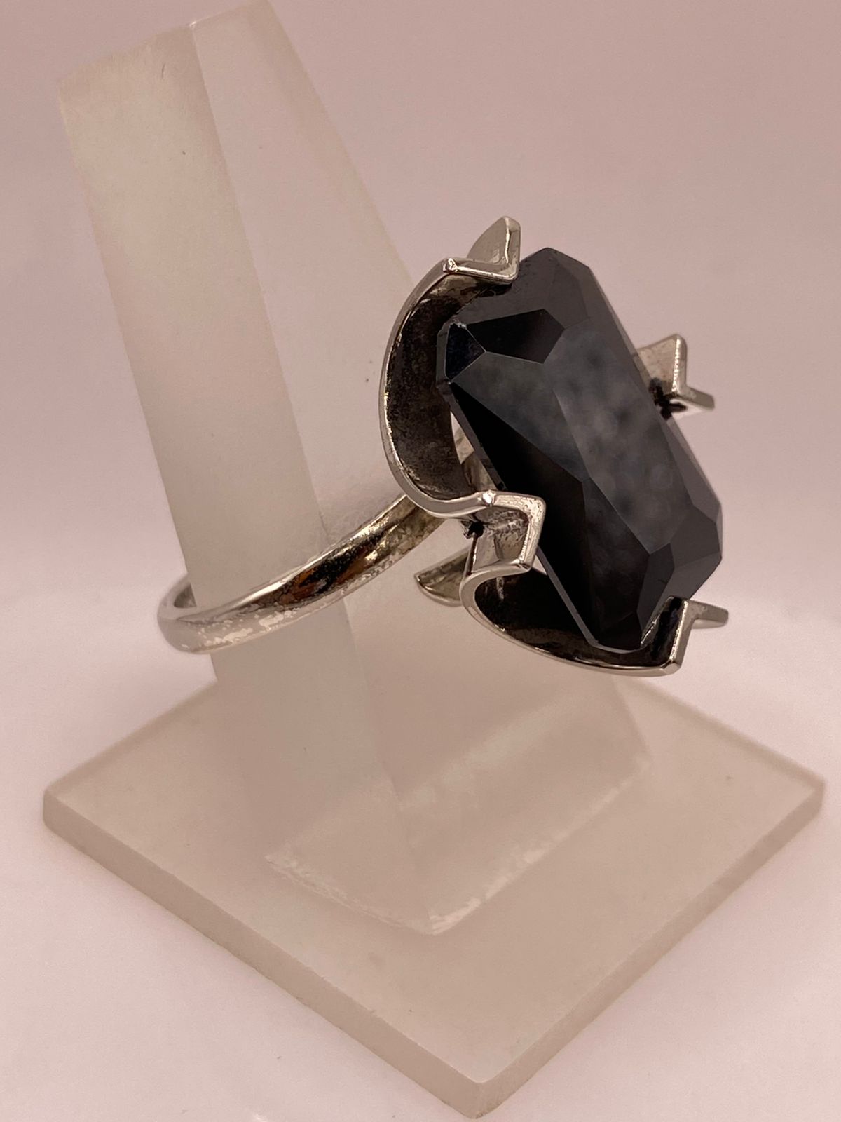 Anillo Ajustable de Plata Ley 925 con Zirconia Negra Diseño Moderno, vista frontal