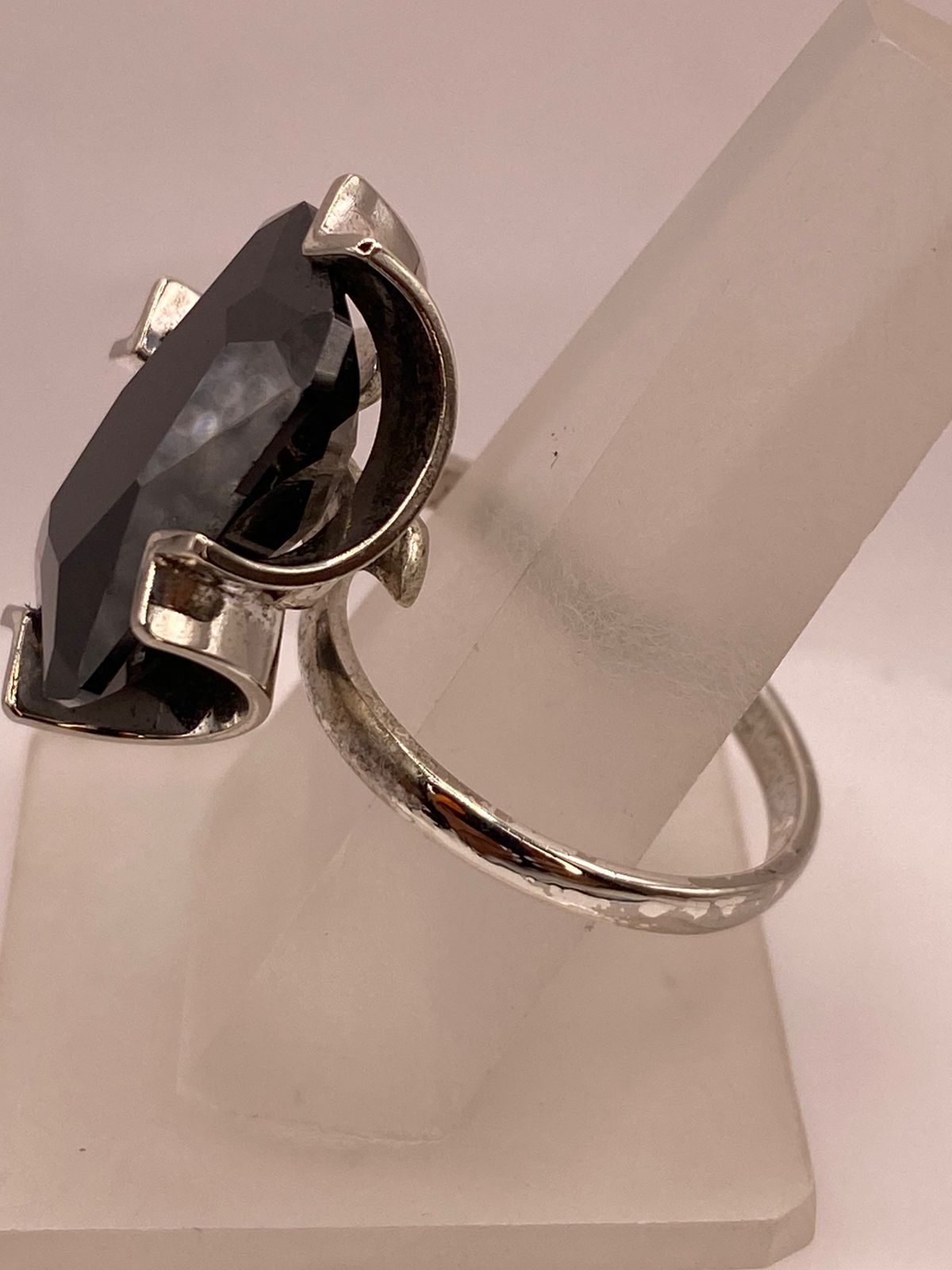 Anillo Ajustable de Plata Ley 925 con Zirconia Negra Diseño Moderno, sello de autenticidad Plata Ley .925