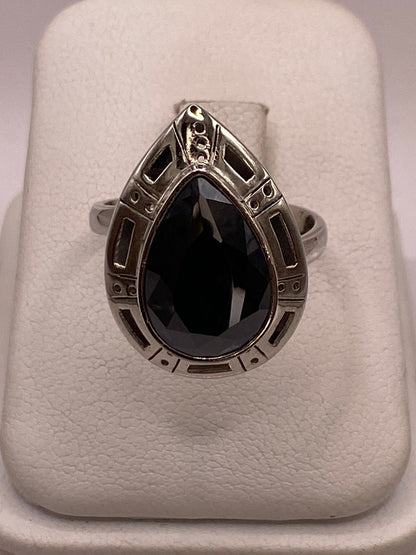 Anillo Ajustable de Plata Ley 925 con Zirconia Negra en Forma de Gota en báscula mostrando peso