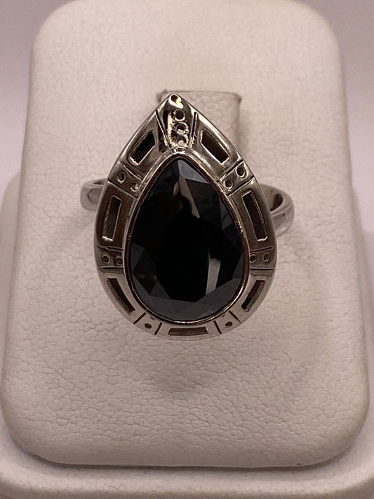 Anillo Ajustable de Plata Ley 925 con Zirconia Negra en Forma de Gota en báscula mostrando peso