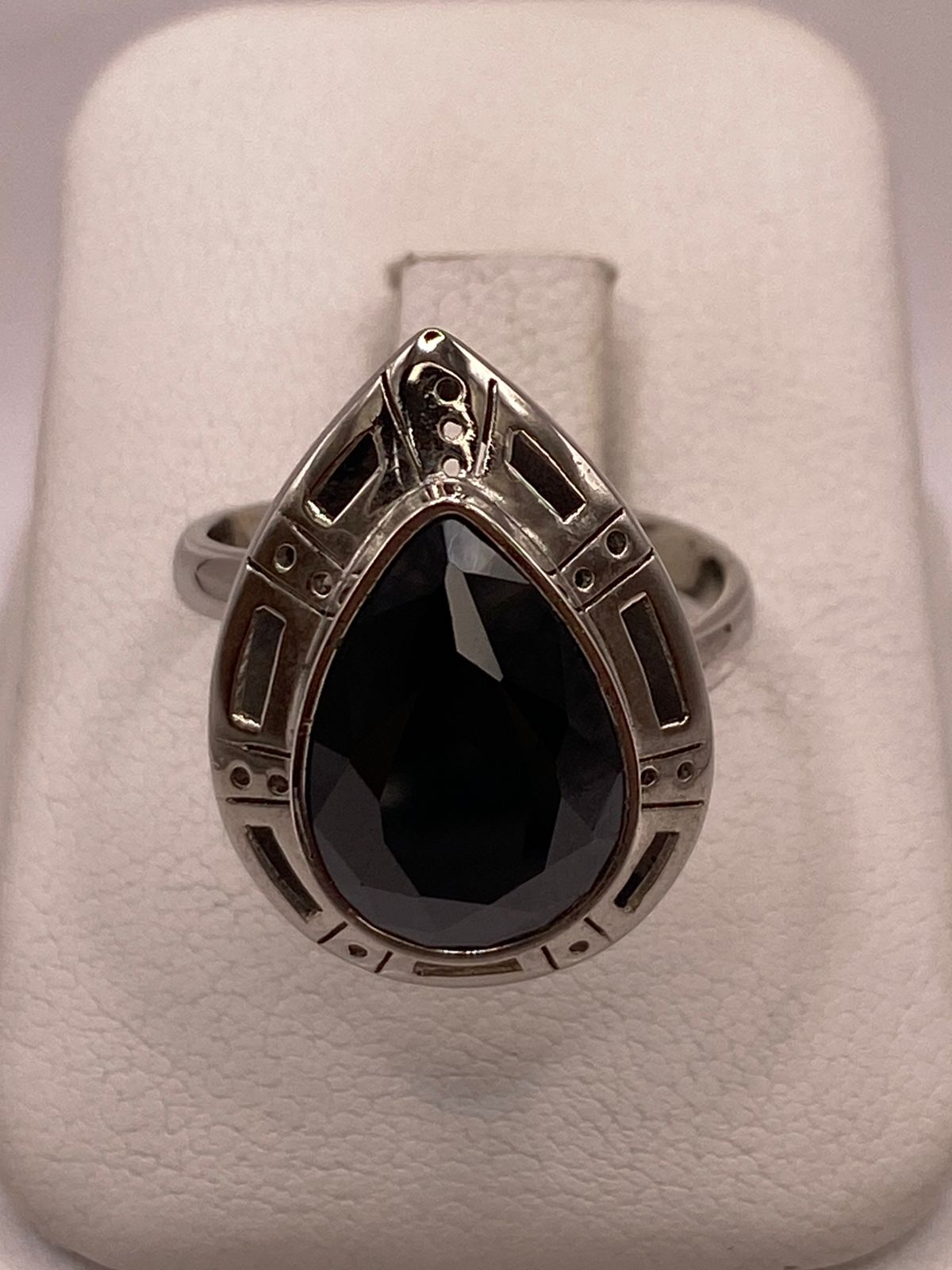 Anillo Ajustable de Plata Ley 925 con Zirconia Negra en Forma de Gota, vista frontal