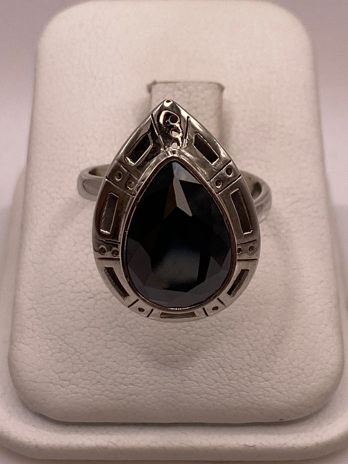 Anillo Ajustable de Plata Ley 925 con Zirconia Negra en Forma de Gota, vista superior