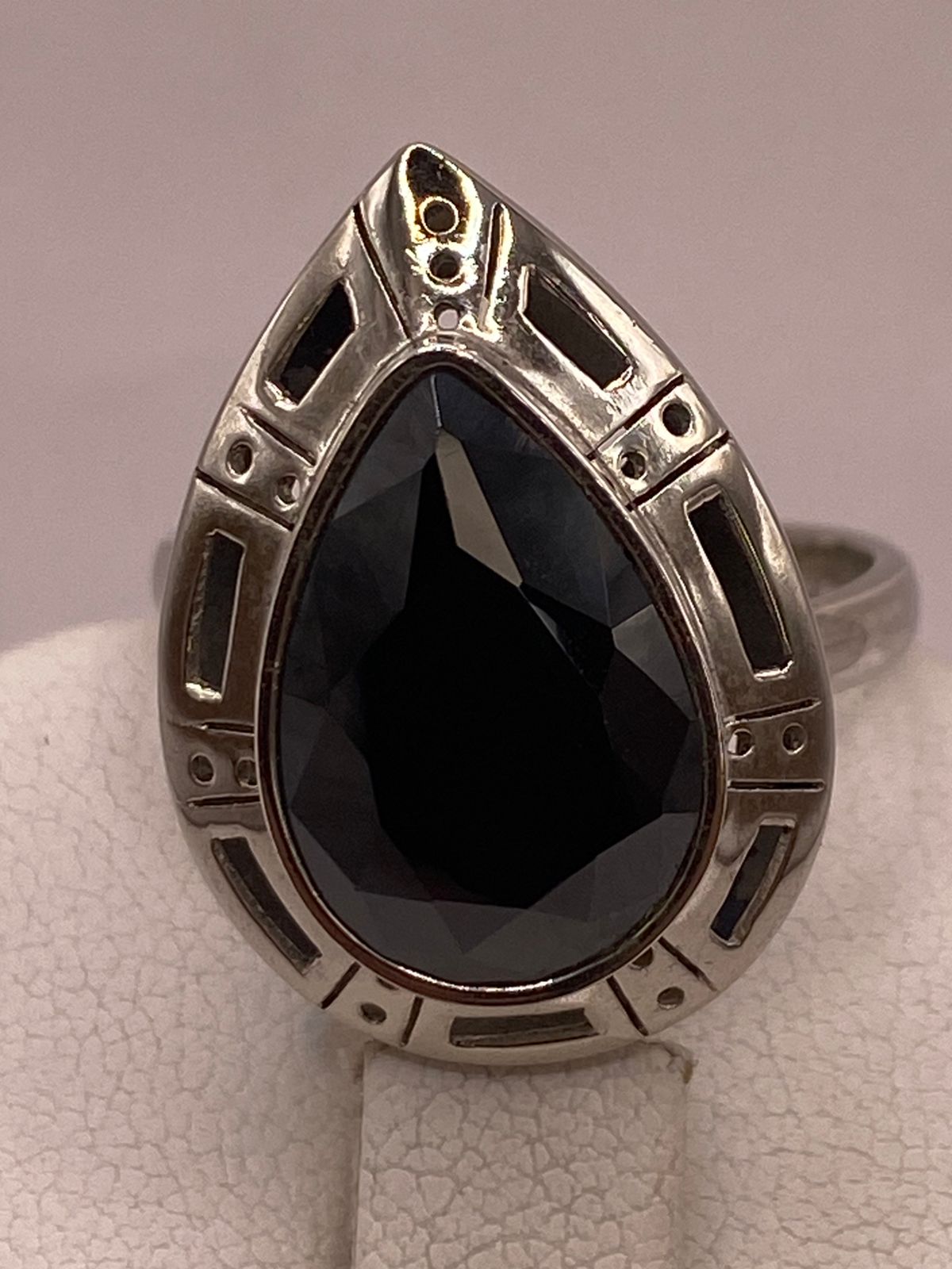 Anillo Ajustable de Plata Ley 925 con Zirconia Negra en Forma de Gota, sello de autenticidad Plata Ley .925