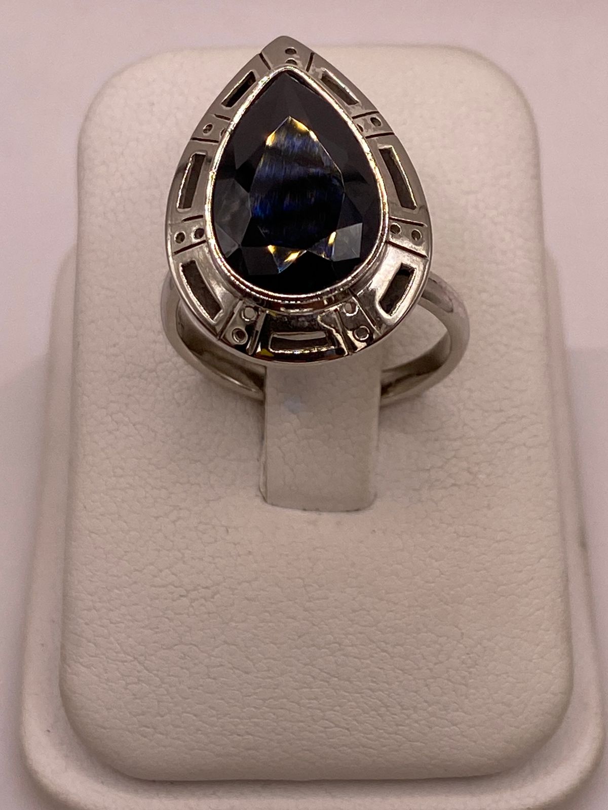 Anillo Ajustable de Plata Ley 925 con Zirconia Negra en Forma de Gota, vista de detalle