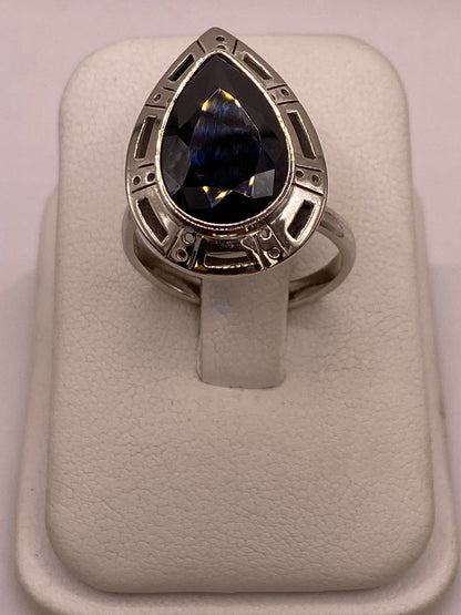 Anillo Ajustable de Plata Ley 925 con Zirconia Negra en Forma de Gota, vista de detalle