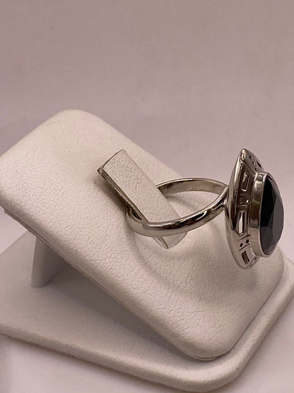 Anillo Ajustable de Plata Ley 925 con Zirconia Negra en Forma de Gota, vista lateral