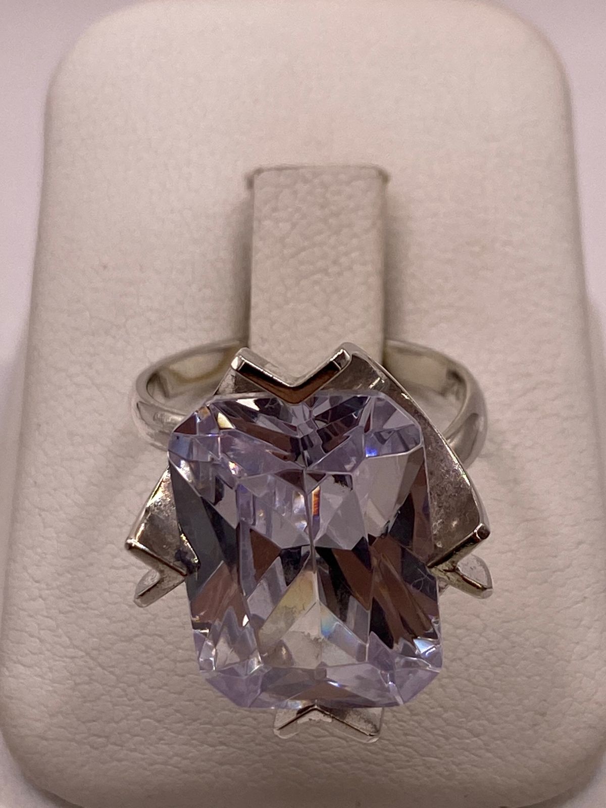 Anillo Ajustable de Plata Ley 925 con Zirconia Rectangular, vista de detalle