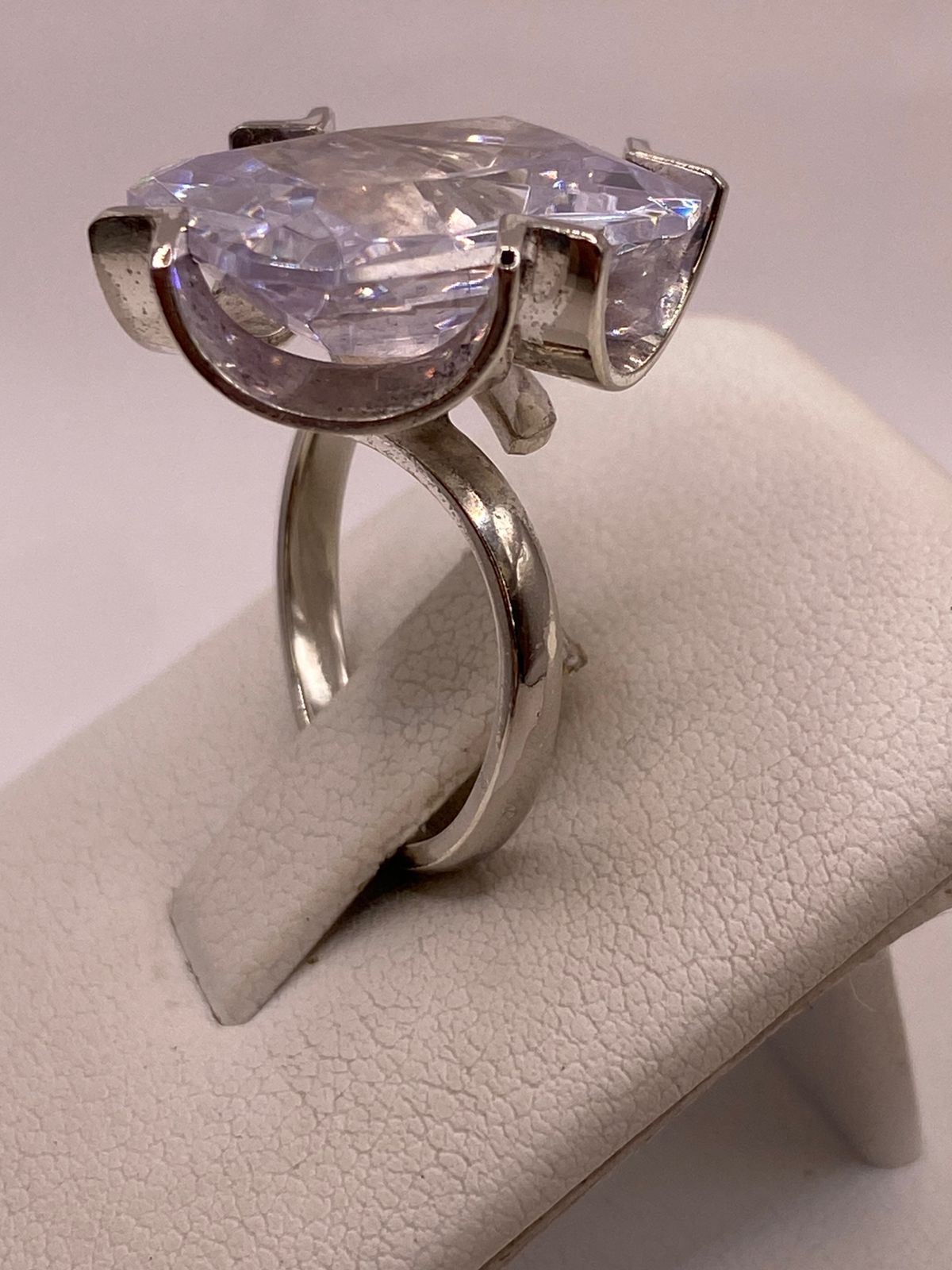 Anillo Ajustable de Plata Ley 925 con Zirconia Rectangular, vista superior