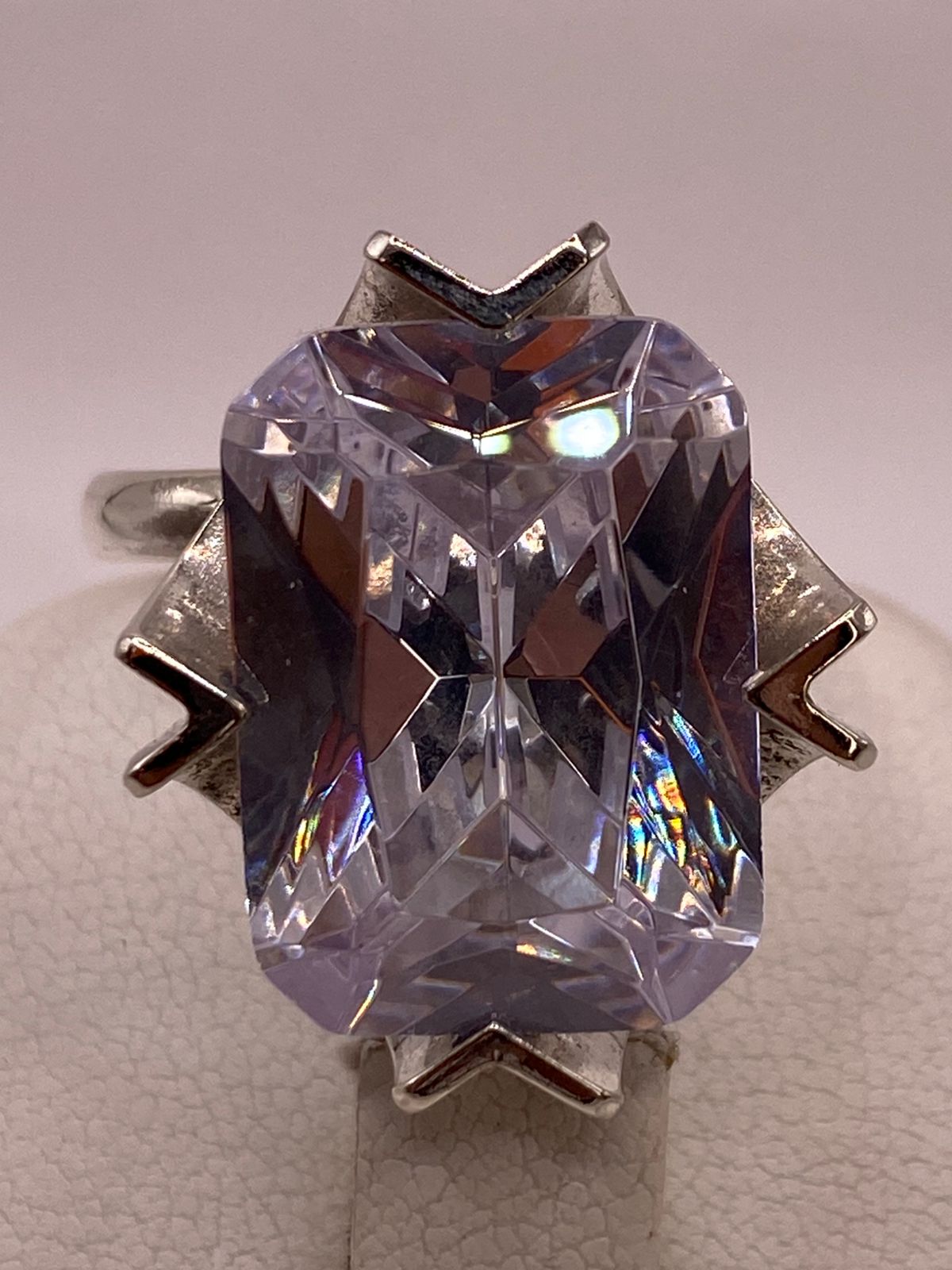 Anillo Ajustable de Plata Ley 925 con Zirconia Rectangular, sello de autenticidad Plata Ley .925