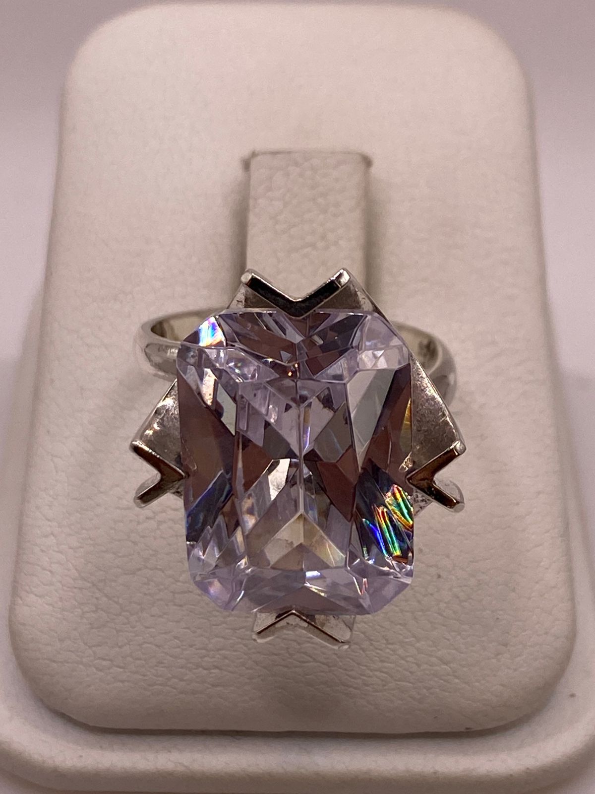 Anillo Ajustable de Plata Ley 925 con Zirconia Rectangular, vista frontal