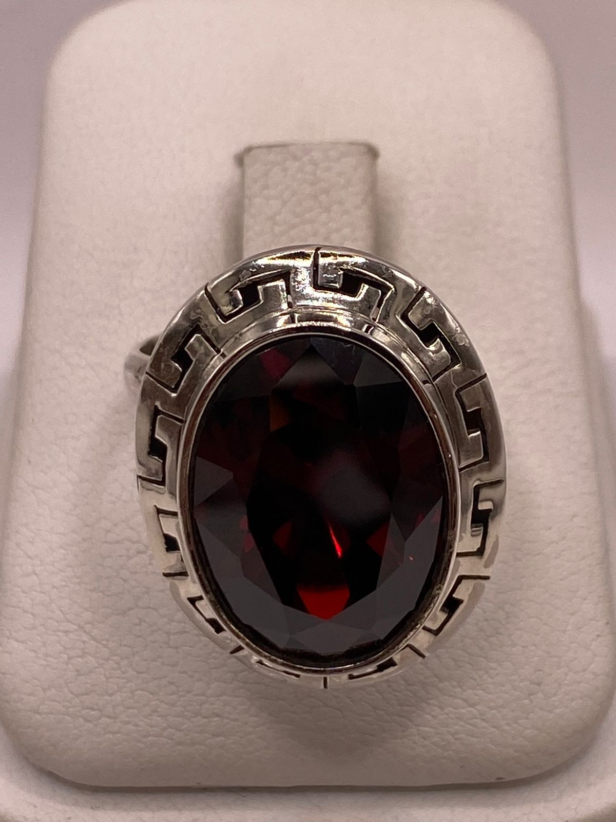 Anillo Ajustable de Plata Ley 925 con Zirconia Roja Corte Oval Diseño Clásico Griego — detalle de acabado