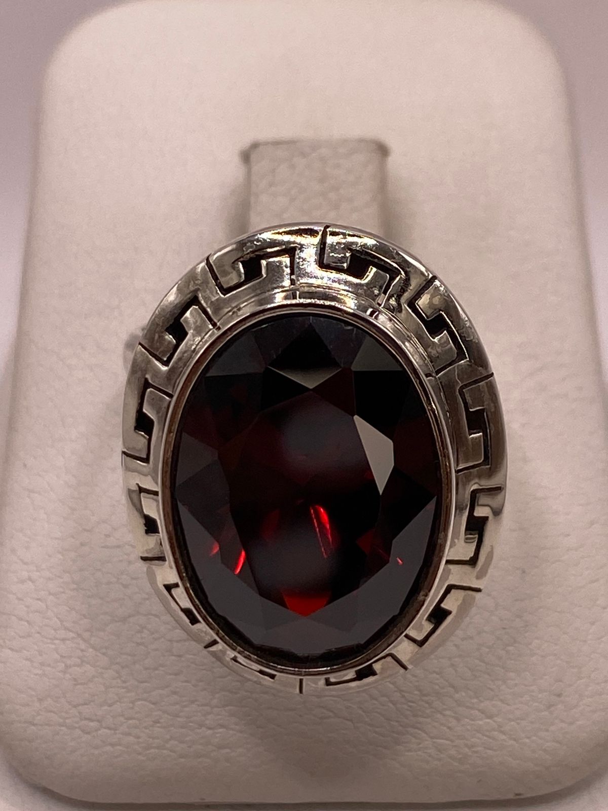 Anillo Ajustable de Plata Ley 925 con Zirconia Roja Corte Oval Diseño Clásico Griego, vista frontal