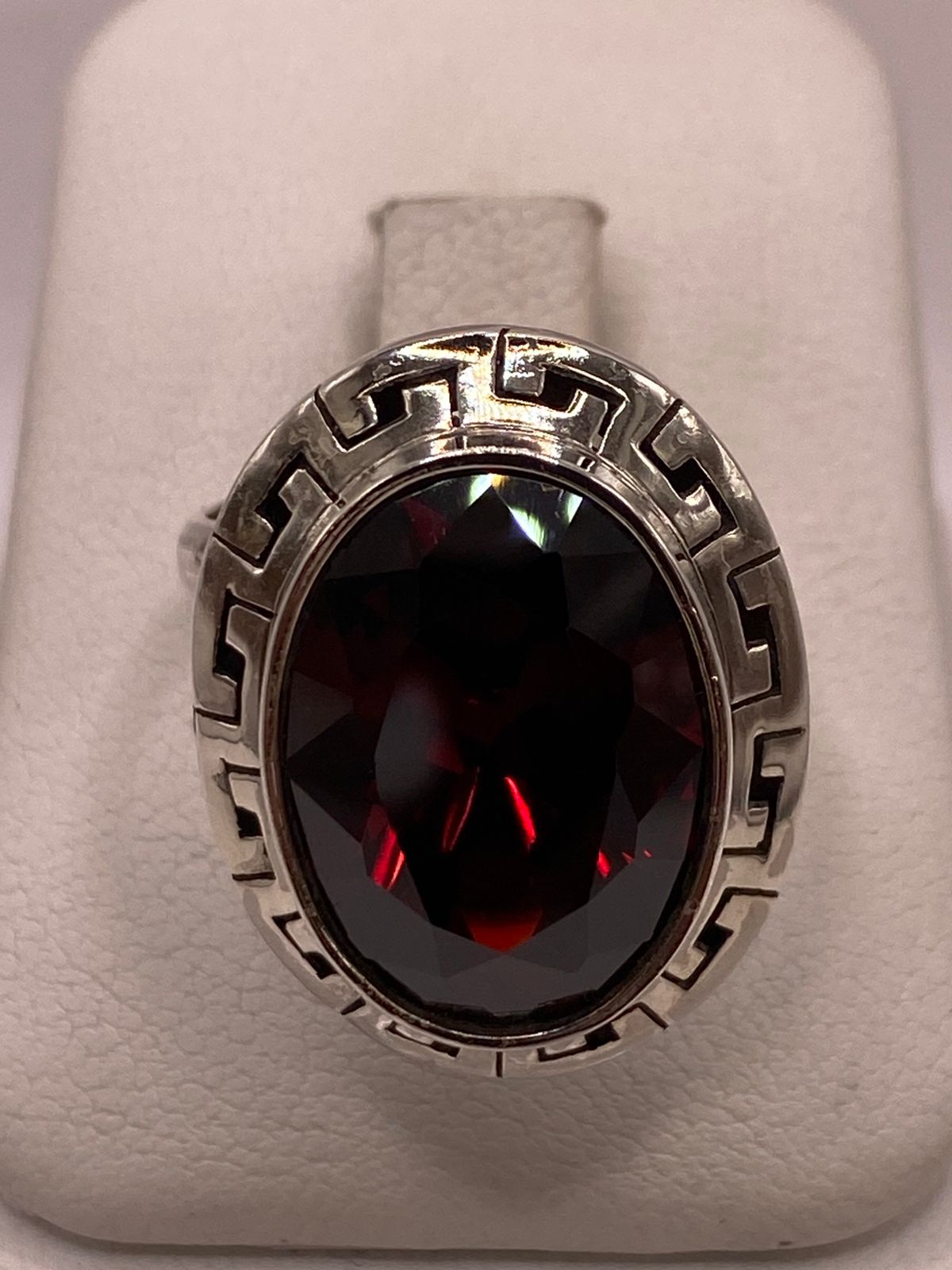 Anillo Ajustable de Plata Ley 925 con Zirconia Roja Corte Oval Diseño Clásico Griego, vista de detalle