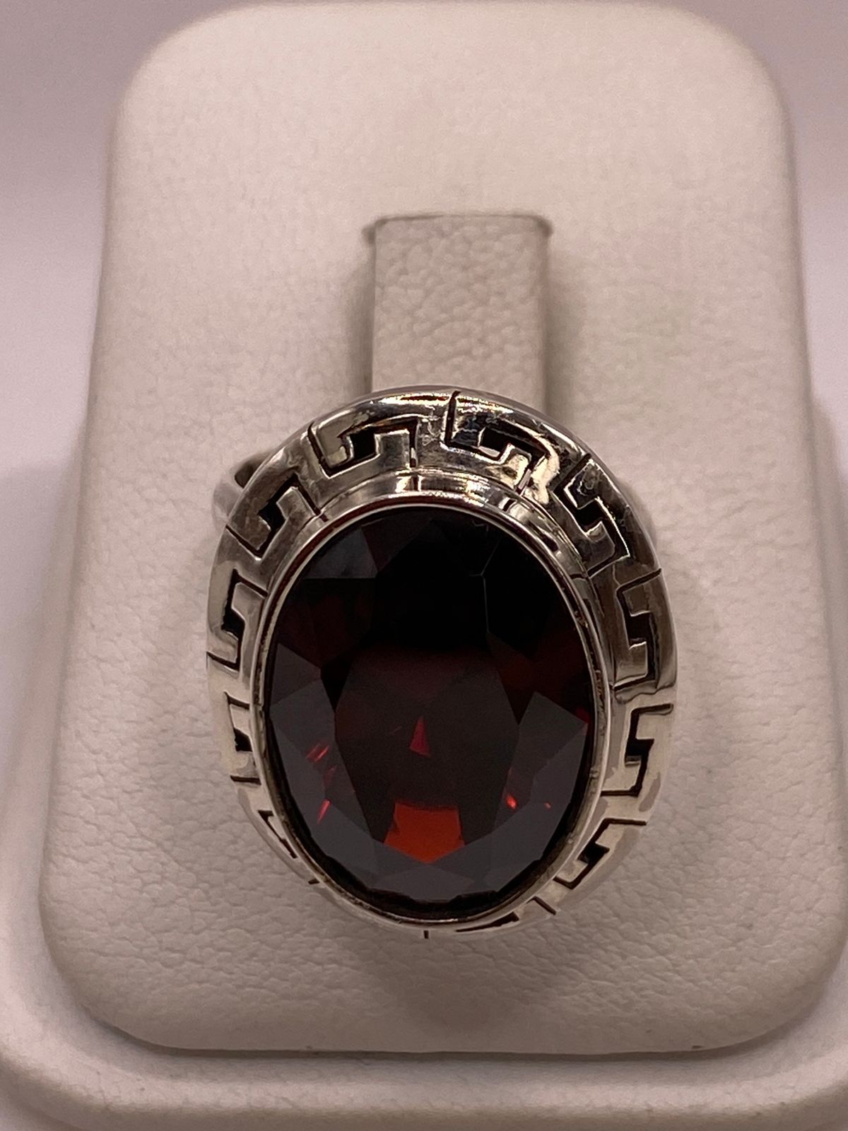 Anillo Ajustable de Plata Ley 925 con Zirconia Roja Corte Oval Diseño Clásico Griego, vista superior