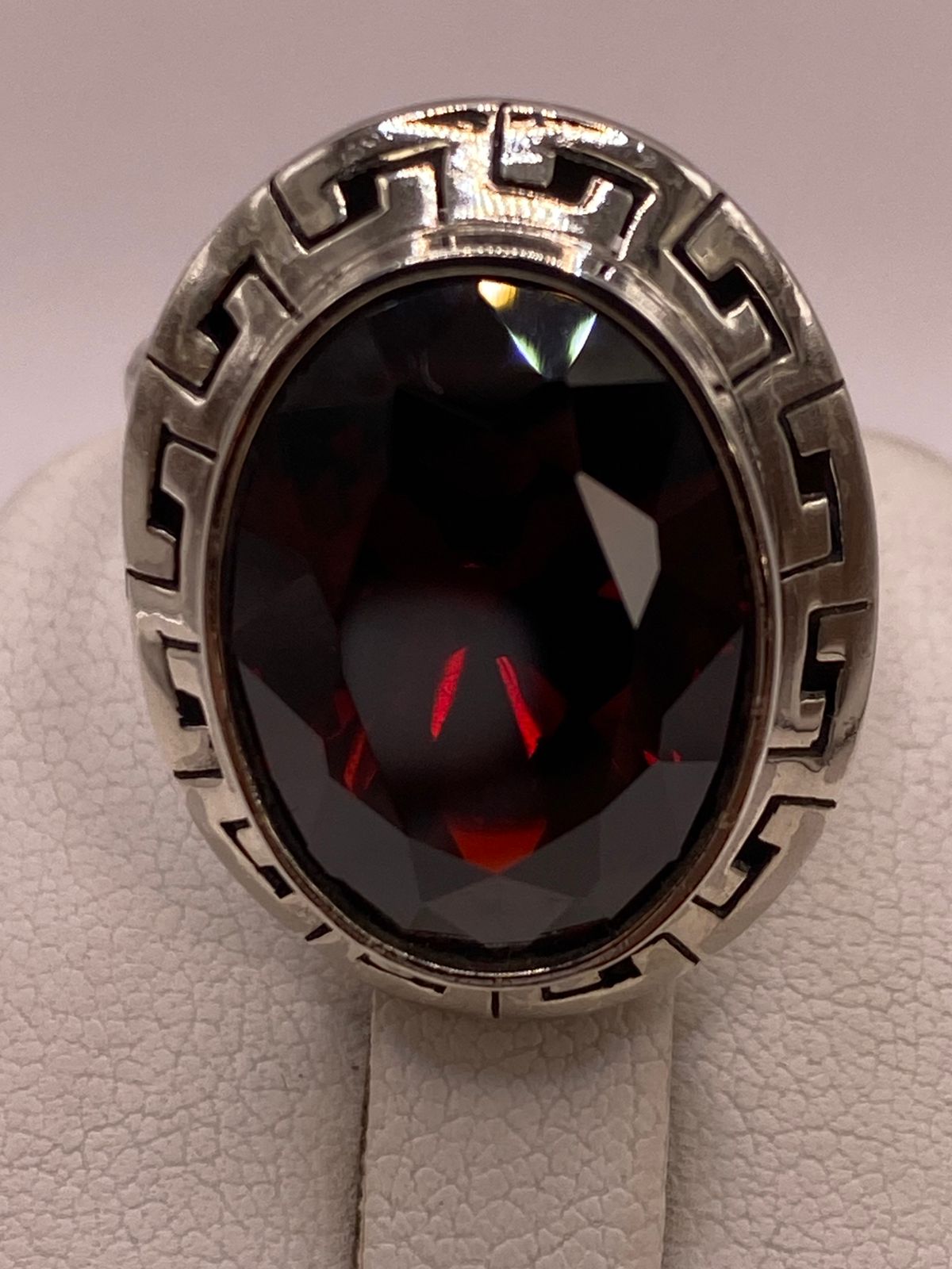 Anillo Ajustable de Plata Ley 925 con Zirconia Roja Corte Oval Diseño Clásico Griego, vista posterior