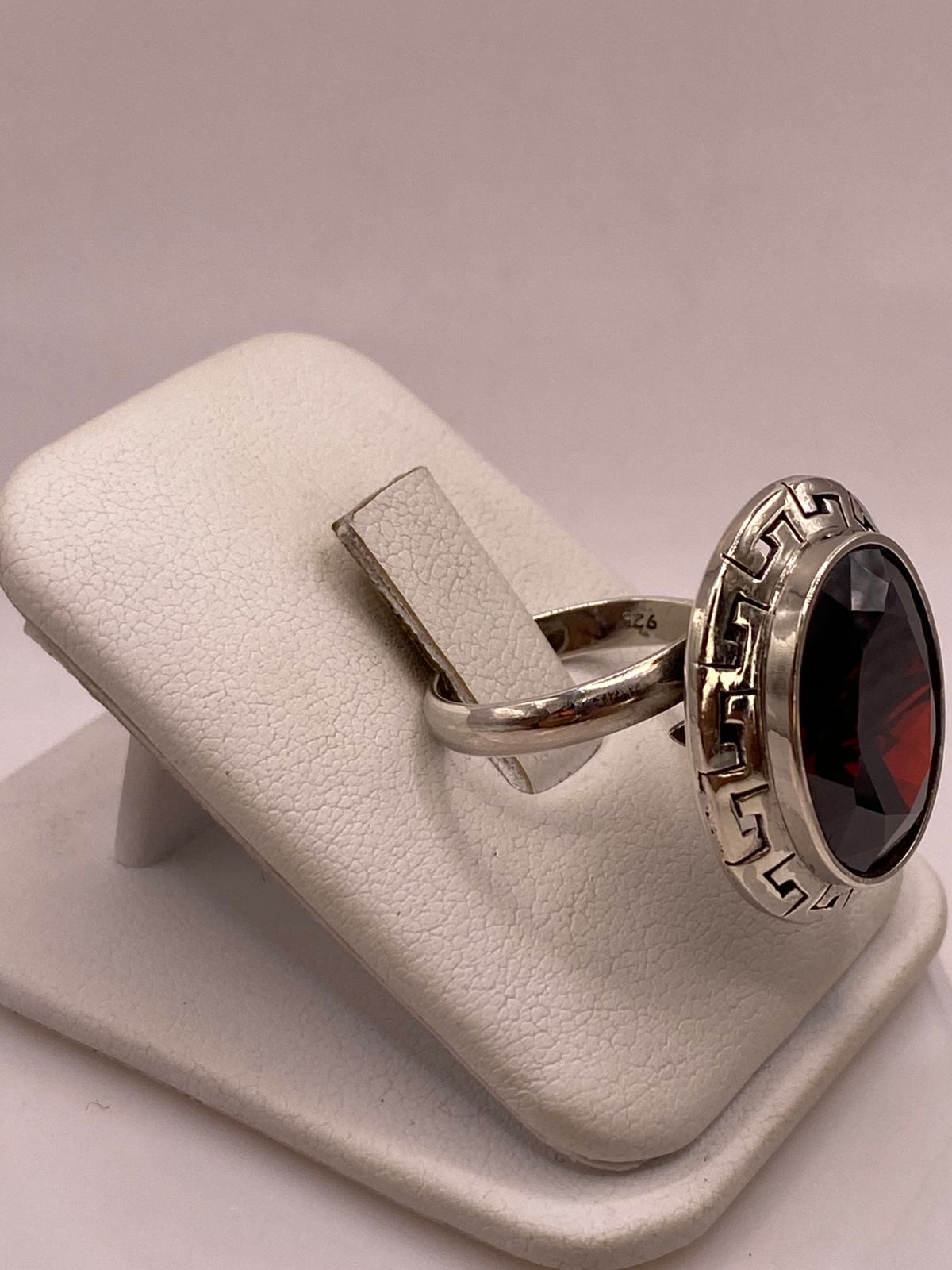 Anillo Ajustable de Plata Ley 925 con Zirconia Roja Corte Oval Diseño Clásico Griego, vista lateral