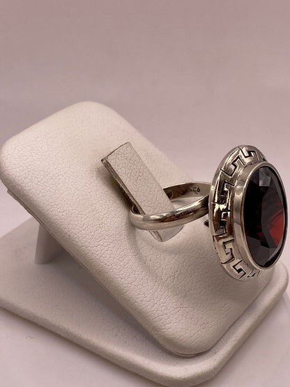 Anillo Ajustable de Plata Ley 925 con Zirconia Roja Corte Oval Diseño Clásico Griego, vista lateral