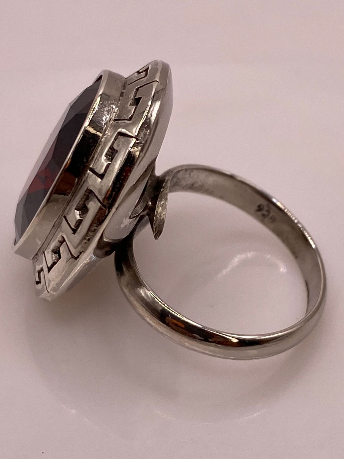 Anillo Ajustable de Plata Ley 925 con Zirconia Roja Corte Oval Diseño Clásico Griego, sello de autenticidad Plata Ley .925