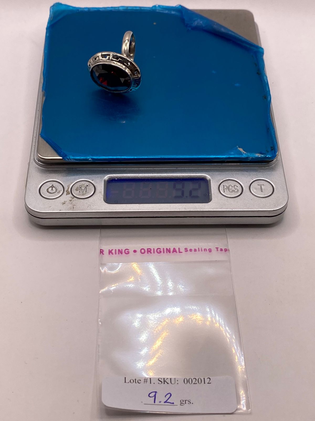 Anillo Ajustable de Plata Ley 925 con Zirconia Roja Corte Oval Diseño Clásico Griego, peso en gramos (báscula)