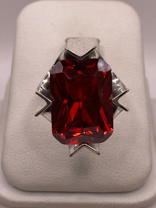 Anillo Ajustable de Plata Ley 925 con Zirconia Roja Corte Radiante Diseño Moderno en báscula mostrando peso