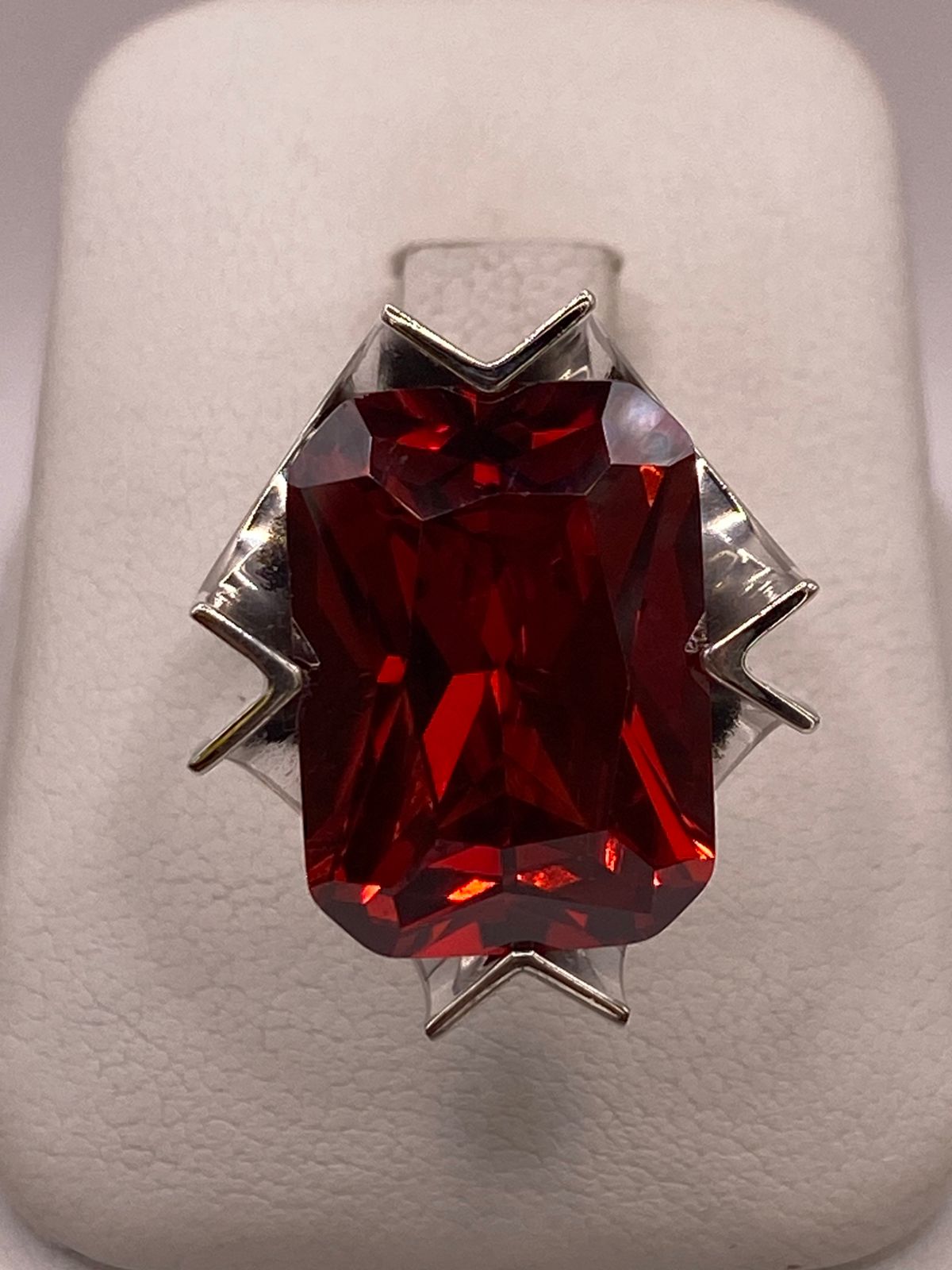 Anillo Ajustable de Plata Ley 925 con Zirconia Roja Corte Radiante Diseño Moderno, vista frontal