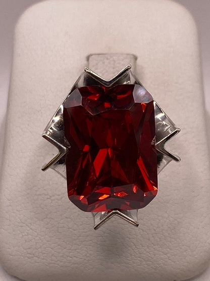 Anillo Ajustable de Plata Ley 925 con Zirconia Roja Corte Radiante Diseño Moderno, vista frontal