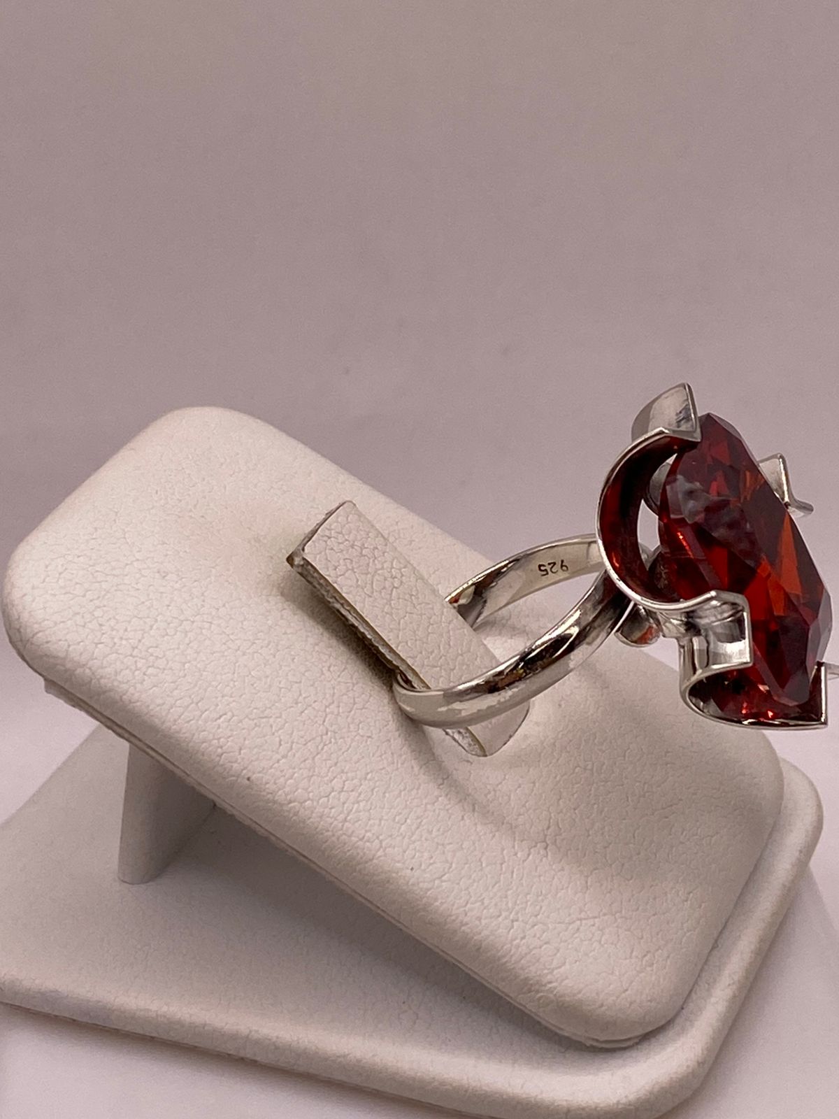 Anillo Ajustable de Plata Ley 925 con Zirconia Roja Corte Radiante Diseño Moderno, vista lateral