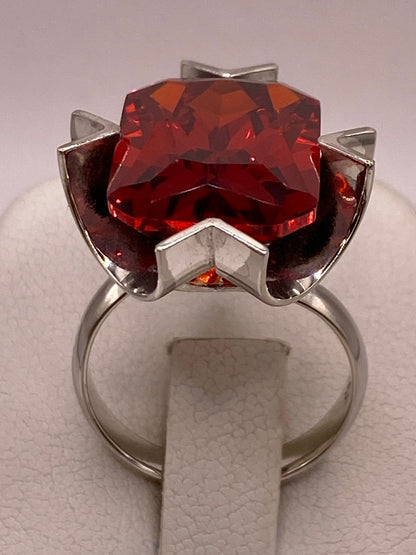 Anillo Ajustable de Plata Ley 925 con Zirconia Roja Corte Radiante Diseño Moderno, vista de detalle