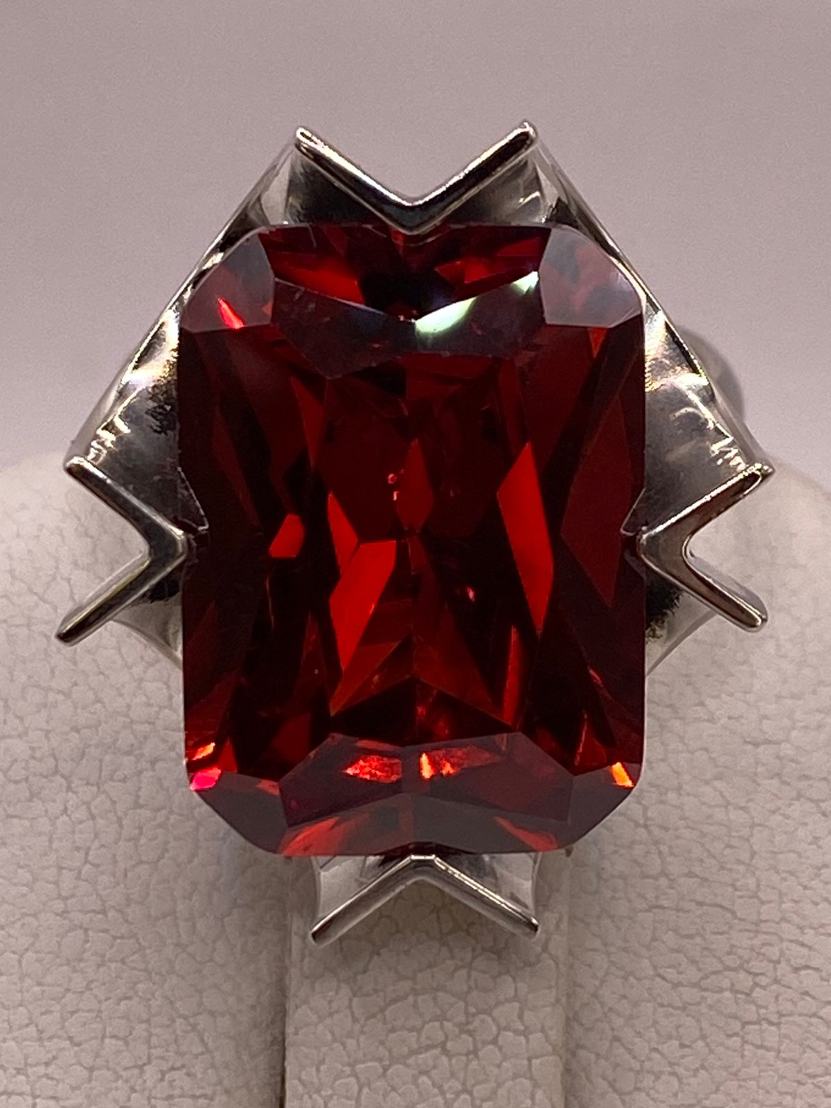 Anillo Ajustable de Plata Ley 925 con Zirconia Roja Corte Radiante Diseño Moderno, sello de autenticidad Plata Ley .925
