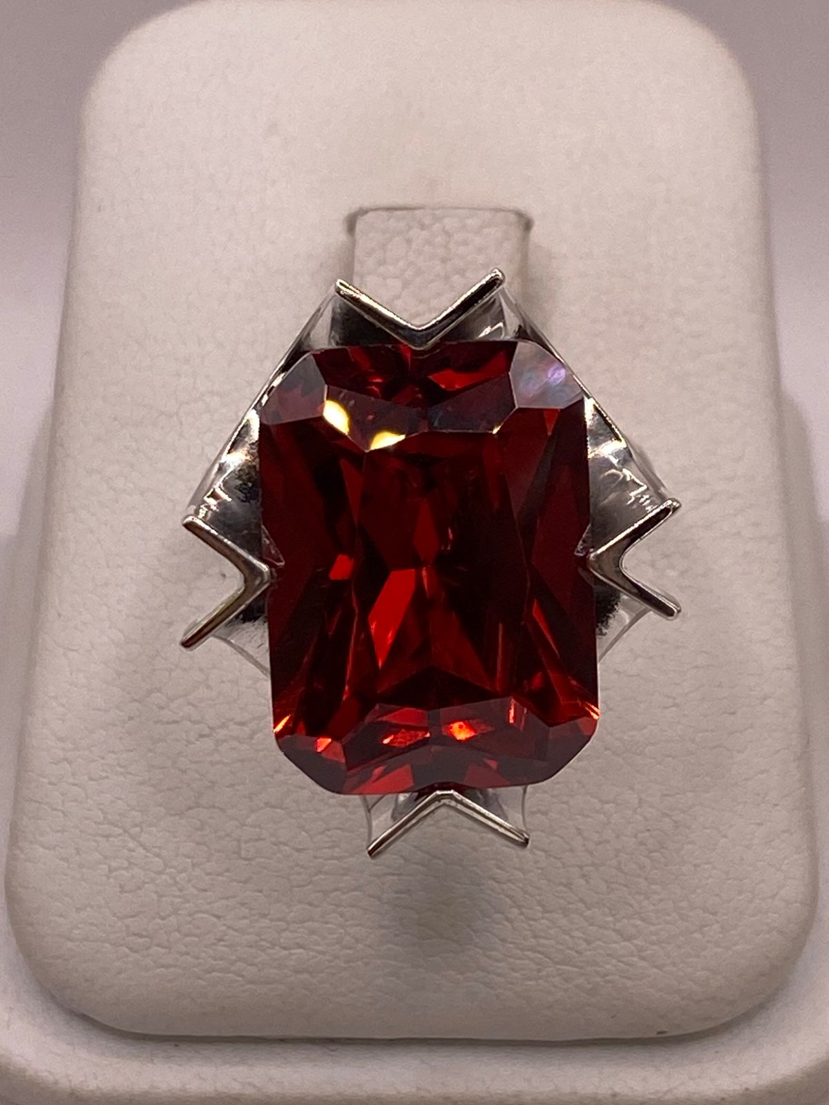 Anillo Ajustable de Plata Ley 925 con Zirconia Roja Corte Radiante Diseño Moderno, vista superior