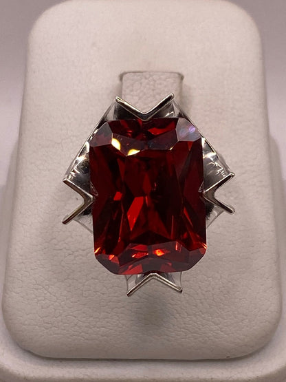 Anillo Ajustable de Plata Ley 925 con Zirconia Roja Corte Radiante Diseño Moderno, vista superior
