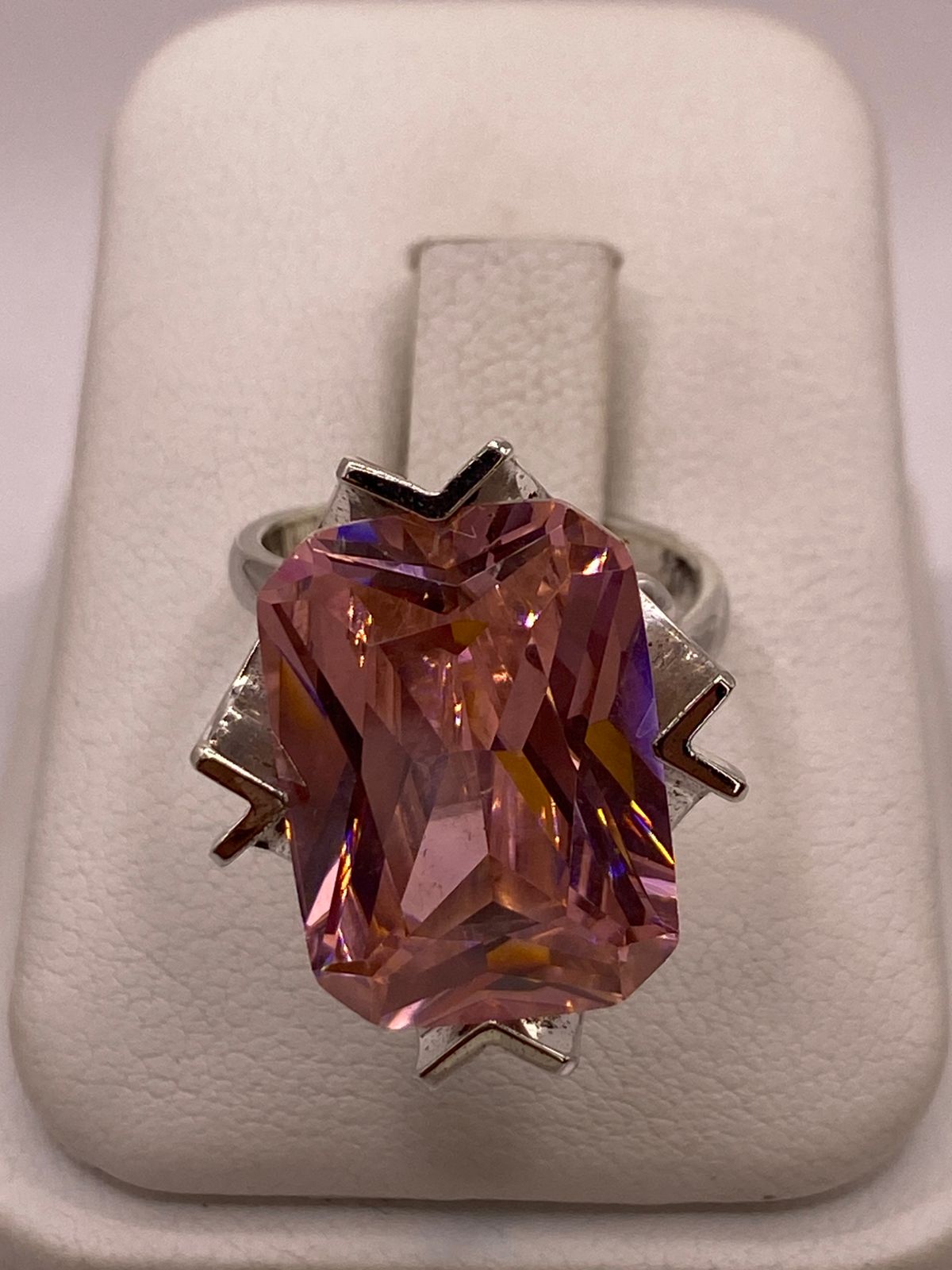 Anillo Ajustable de Plata Ley 925 con Zirconia Rosa Diseño Escultural, vista frontal