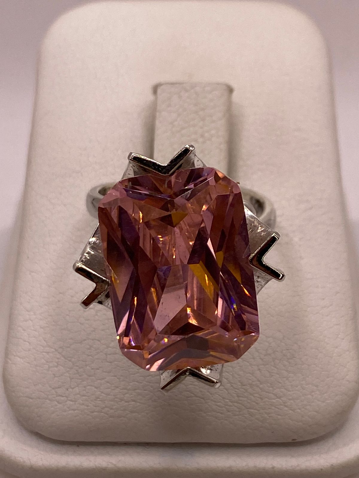Anillo Ajustable de Plata Ley 925 con Zirconia Rosa Diseño Escultural en báscula mostrando peso