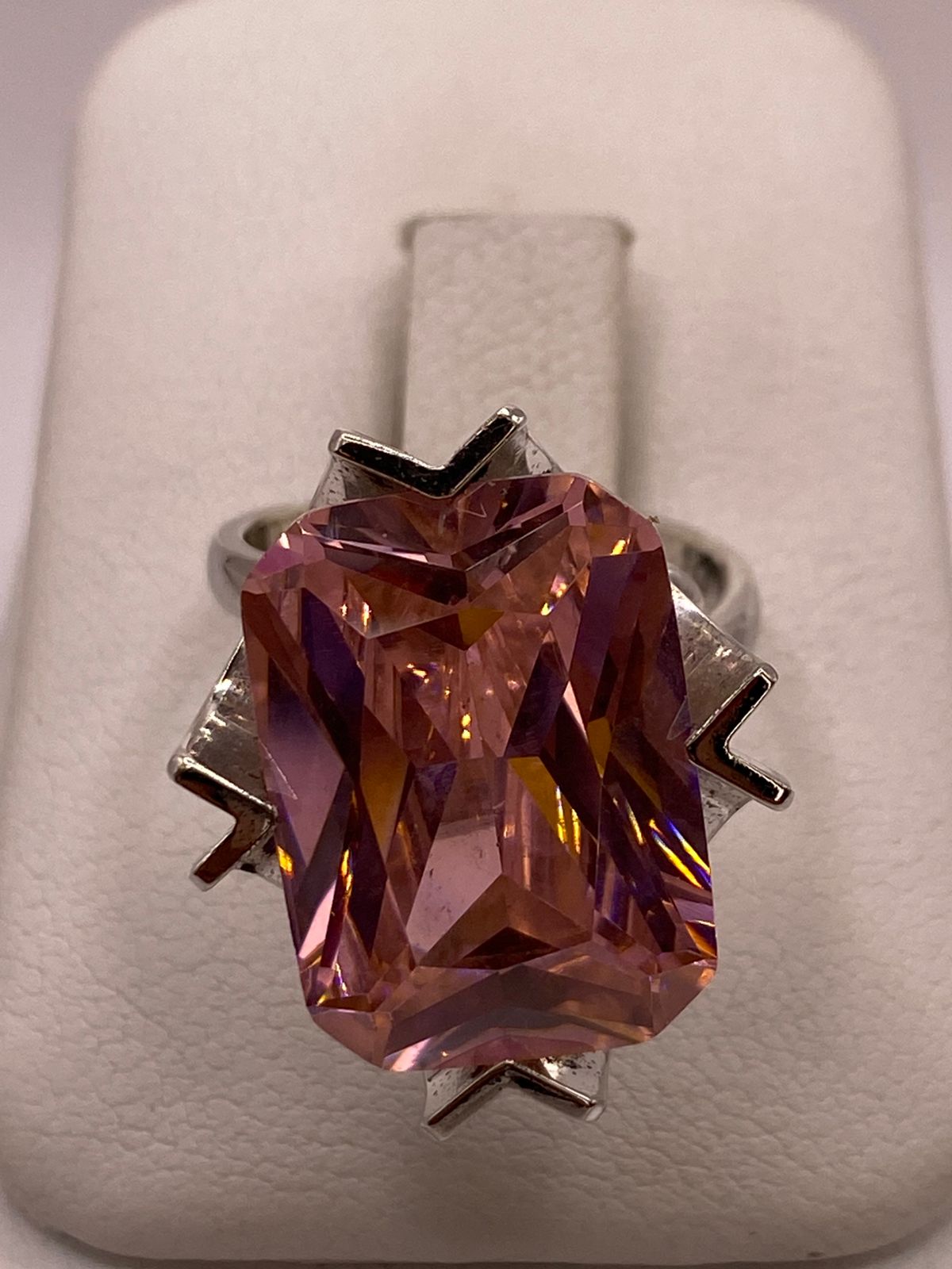 Anillo Ajustable de Plata Ley 925 con Zirconia Rosa Diseño Escultural, vista de detalle