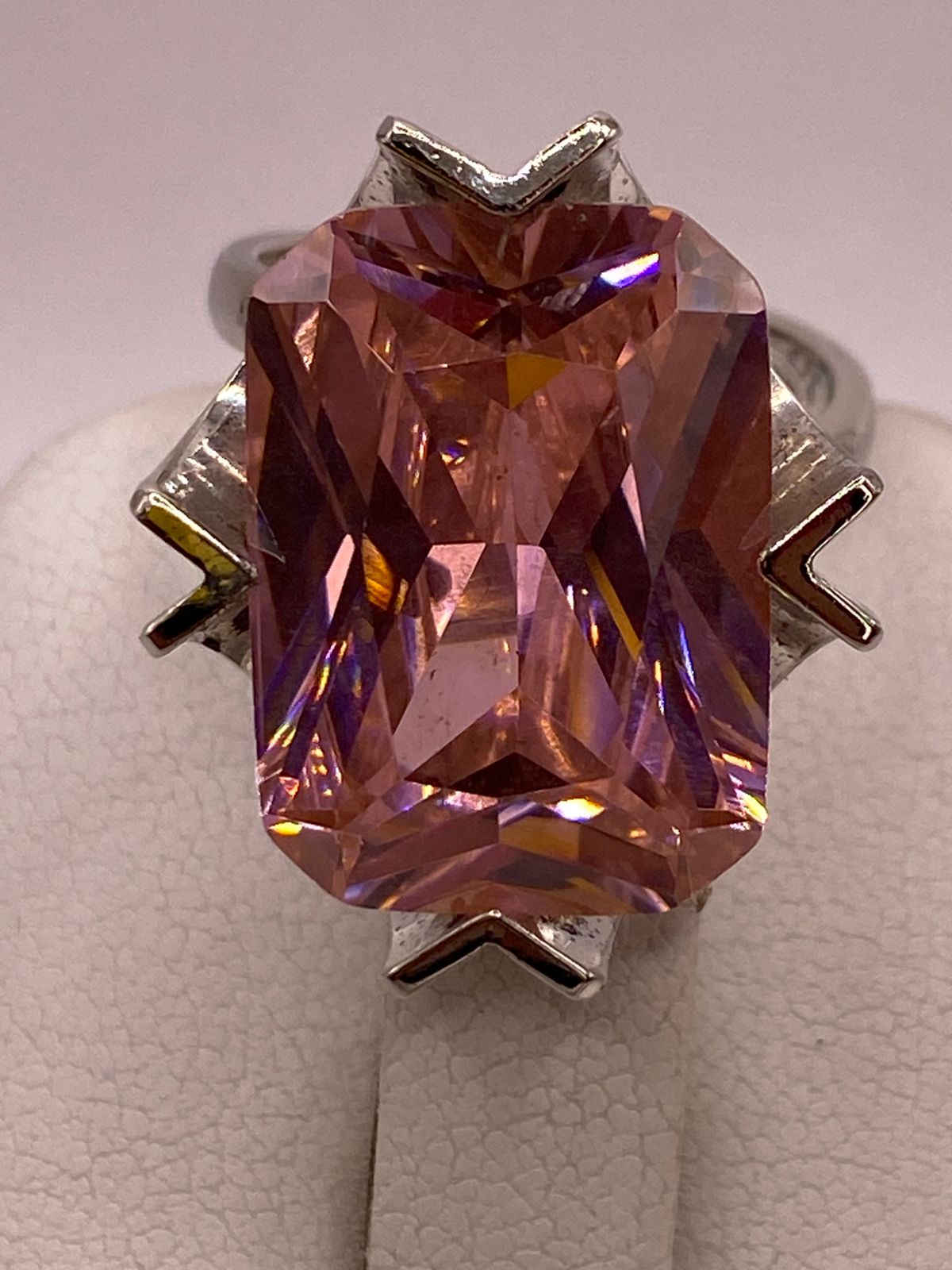 Anillo Ajustable de Plata Ley 925 con Zirconia Rosa Diseño Escultural, sello de autenticidad Plata Ley .925