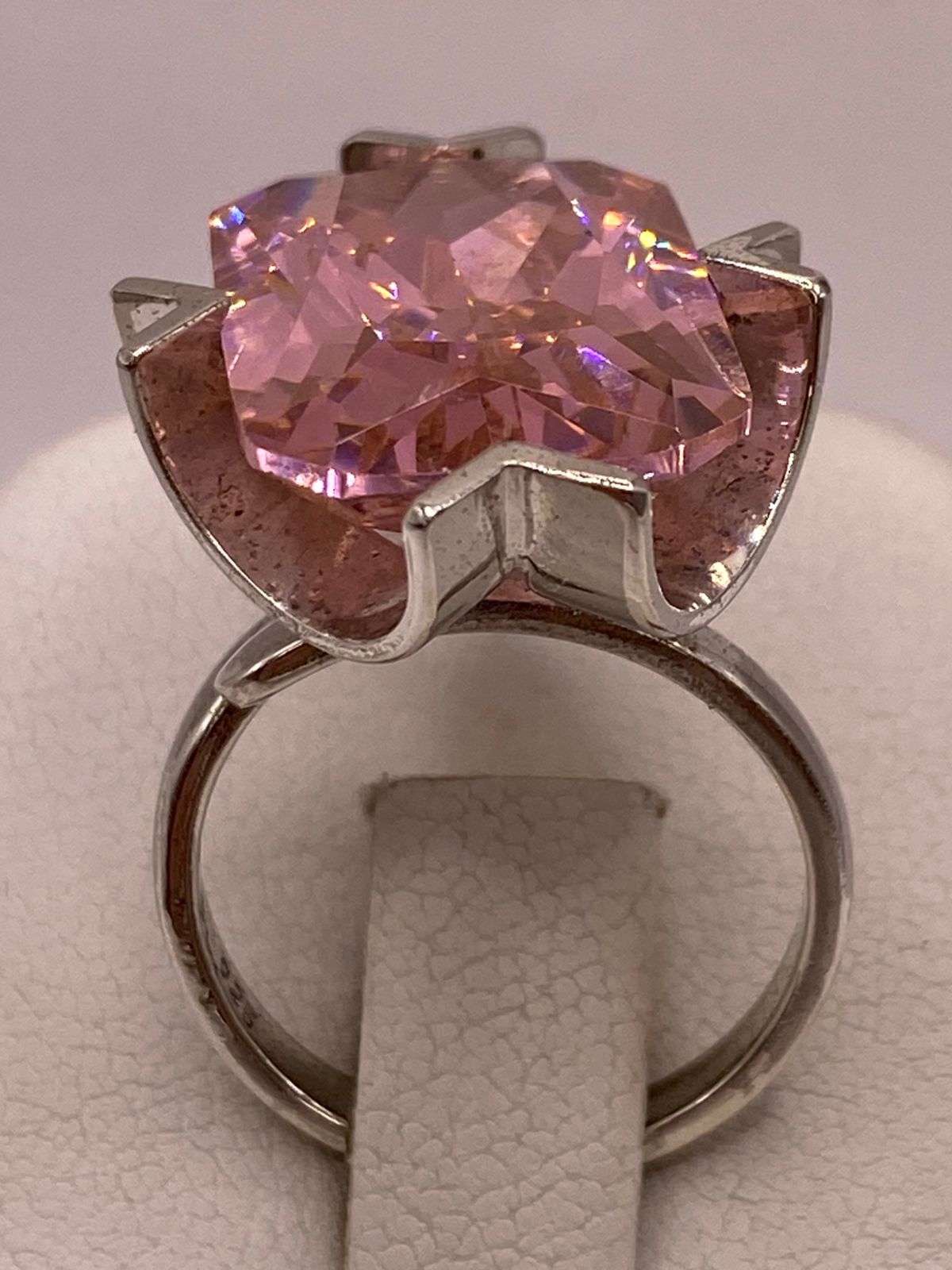 Anillo Ajustable de Plata Ley 925 con Zirconia Rosa Diseño Escultural, vista superior