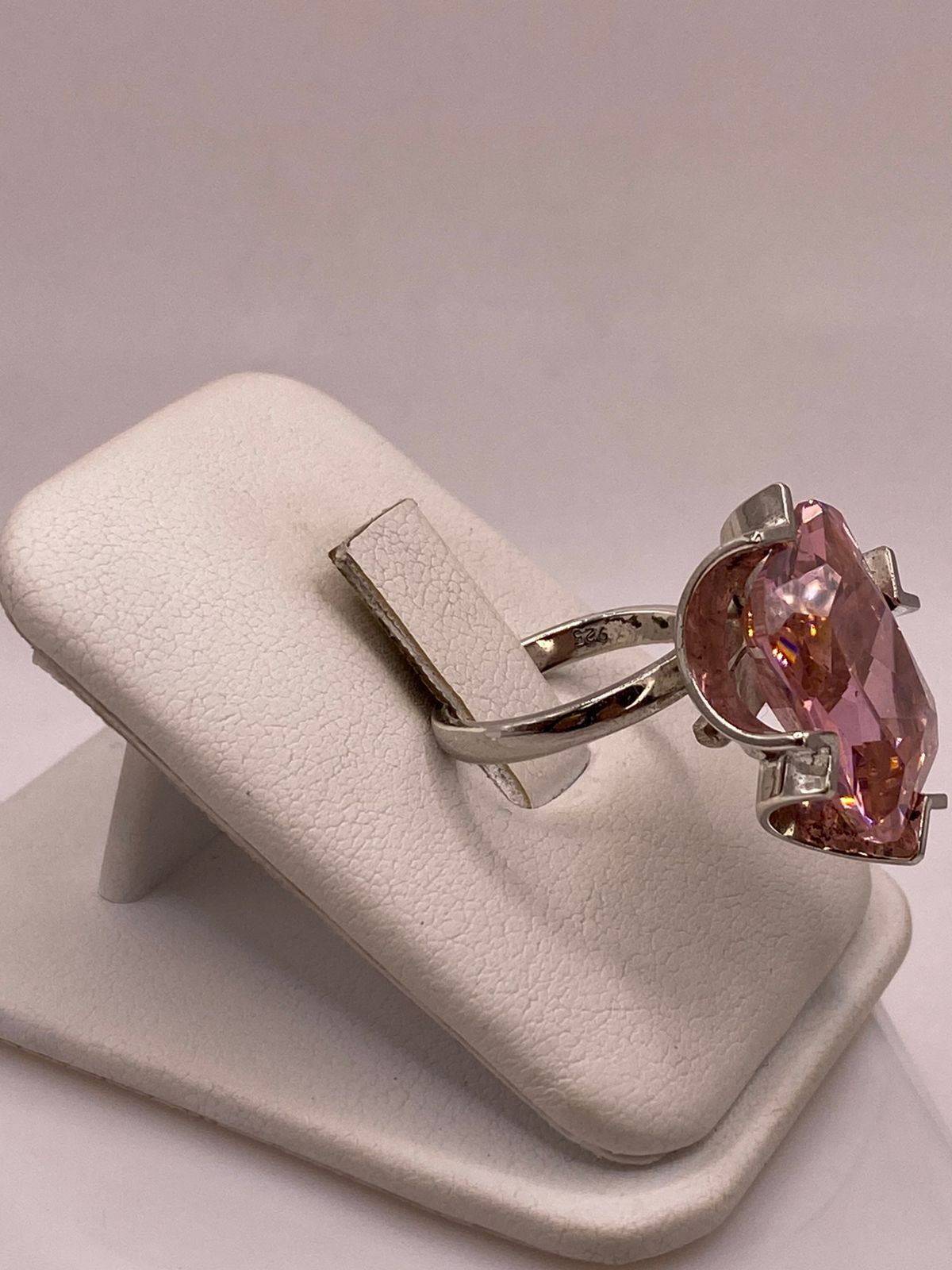 Anillo Ajustable de Plata Ley 925 con Zirconia Rosa Diseño Escultural, vista lateral