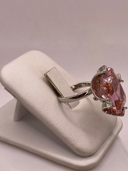 Anillo Ajustable de Plata Ley 925 con Zirconia Rosa Diseño Escultural, vista lateral