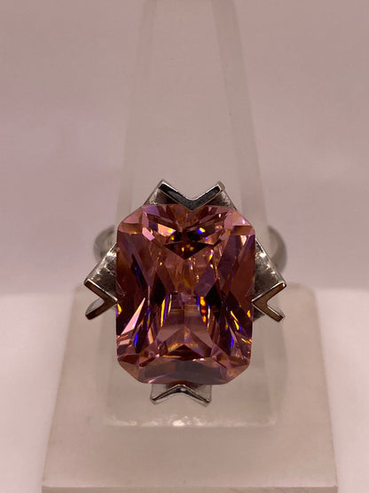 Anillo Ajustable de Plata Ley 925 con Zirconia Rosa Diseño Moderno en báscula mostrando peso