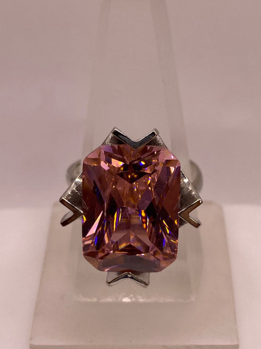 Anillo Ajustable de Plata Ley 925 con Zirconia Rosa Diseño Moderno en báscula mostrando peso