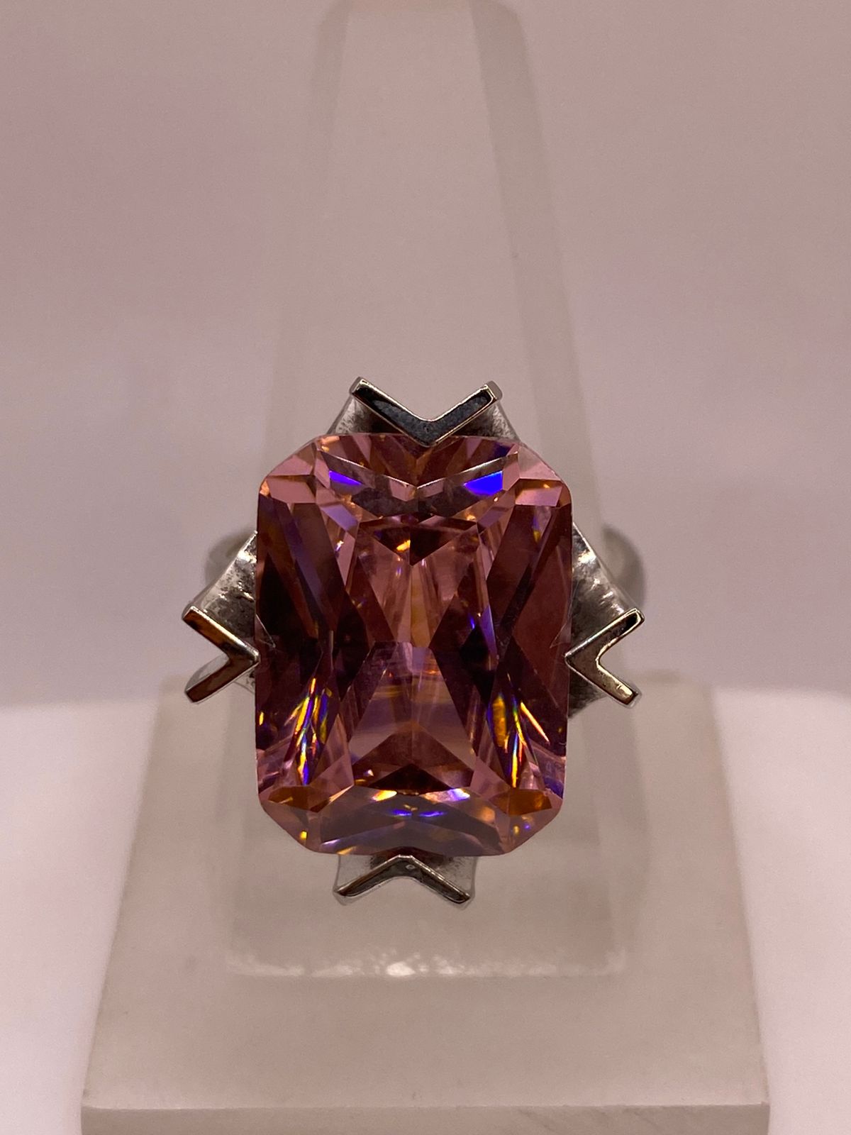 Anillo Ajustable de Plata Ley 925 con Zirconia Rosa Diseño Moderno, vista lateral